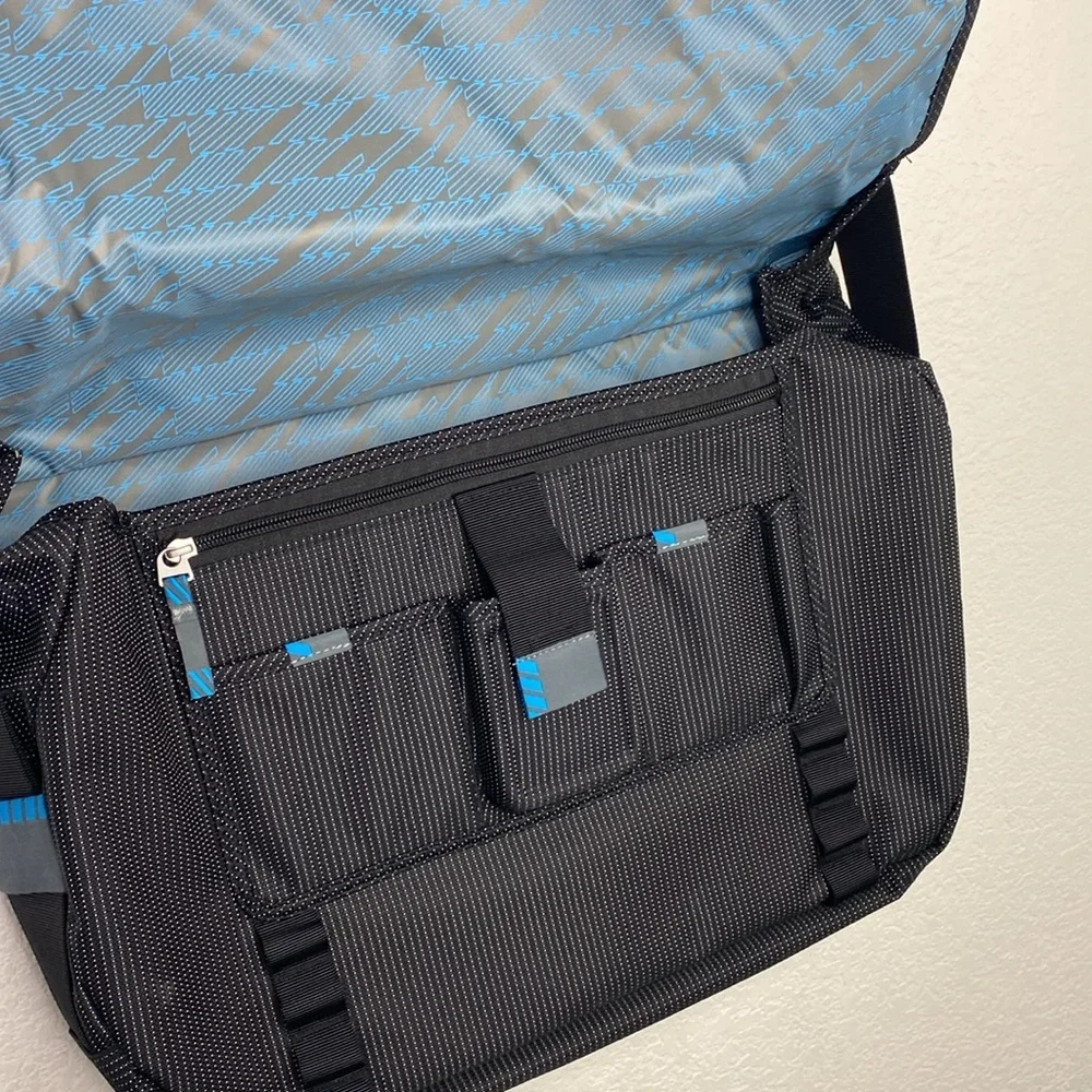 Thule Crossover Black Messenger Bag NWOT